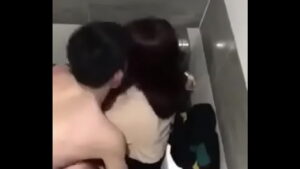 Đè chịch em nhân viên TGDD trong nvs bị quay lén